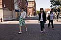 Gruenes Kleid mit weissem Muster, Boston, August 2008 Kopie
